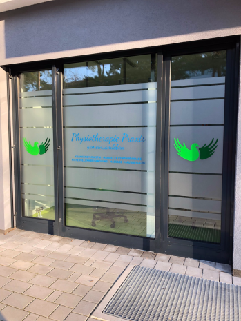 Schaufensterbeschriftung einer Physiopraxis  in Karlsruhe