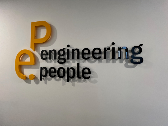 Firmenlogo aus Acrylbuchstaben in 3D Optik an einer Wand montiert