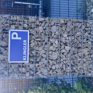 Parkplatzschild mit Firmenname