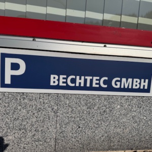 Parkplatzschild mit Firmenname